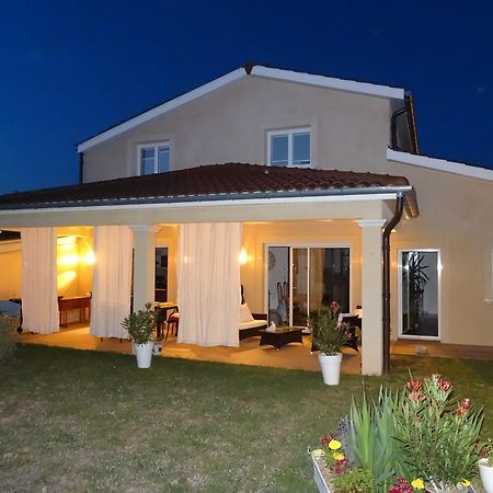 Une Chambre En Ville Savigneux  Exterior photo