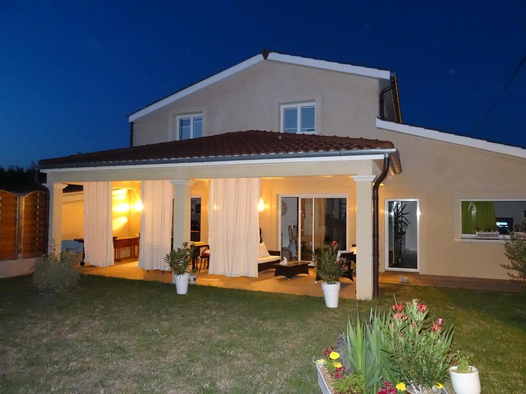 Une Chambre En Ville Savigneux  Exterior photo