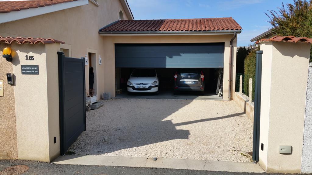 Une Chambre En Ville Savigneux  Exterior photo