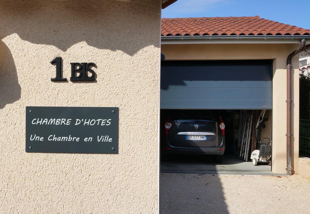 Une Chambre En Ville Savigneux  Exterior photo